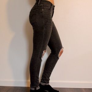Size 26 Levi’s 721 skinny jeans.